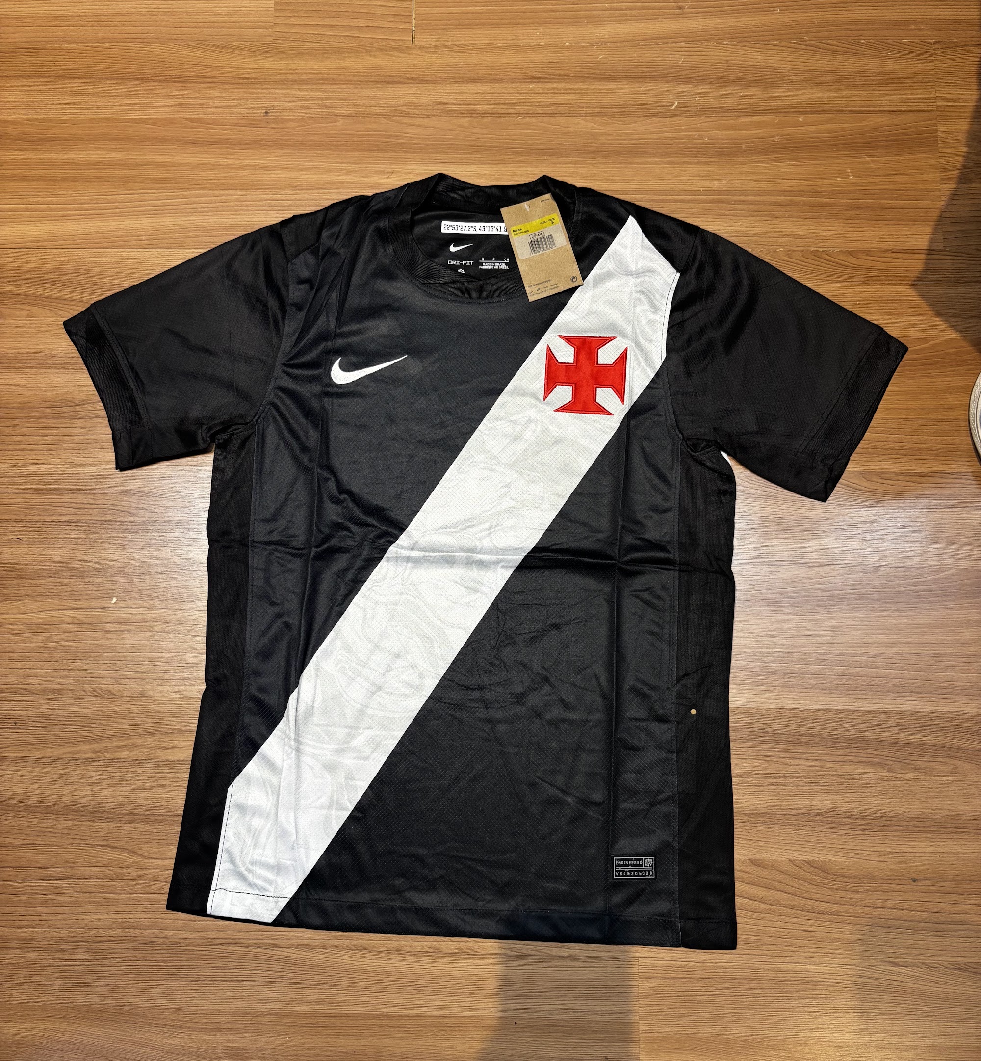Camiseta Nike com faixa diagonal e brasão em cruz – Atacado no Brás