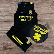 Conjunto adulto regata e shorts Adidas com estampa Emirates e brasão do Arsenal – Atacado no Brás