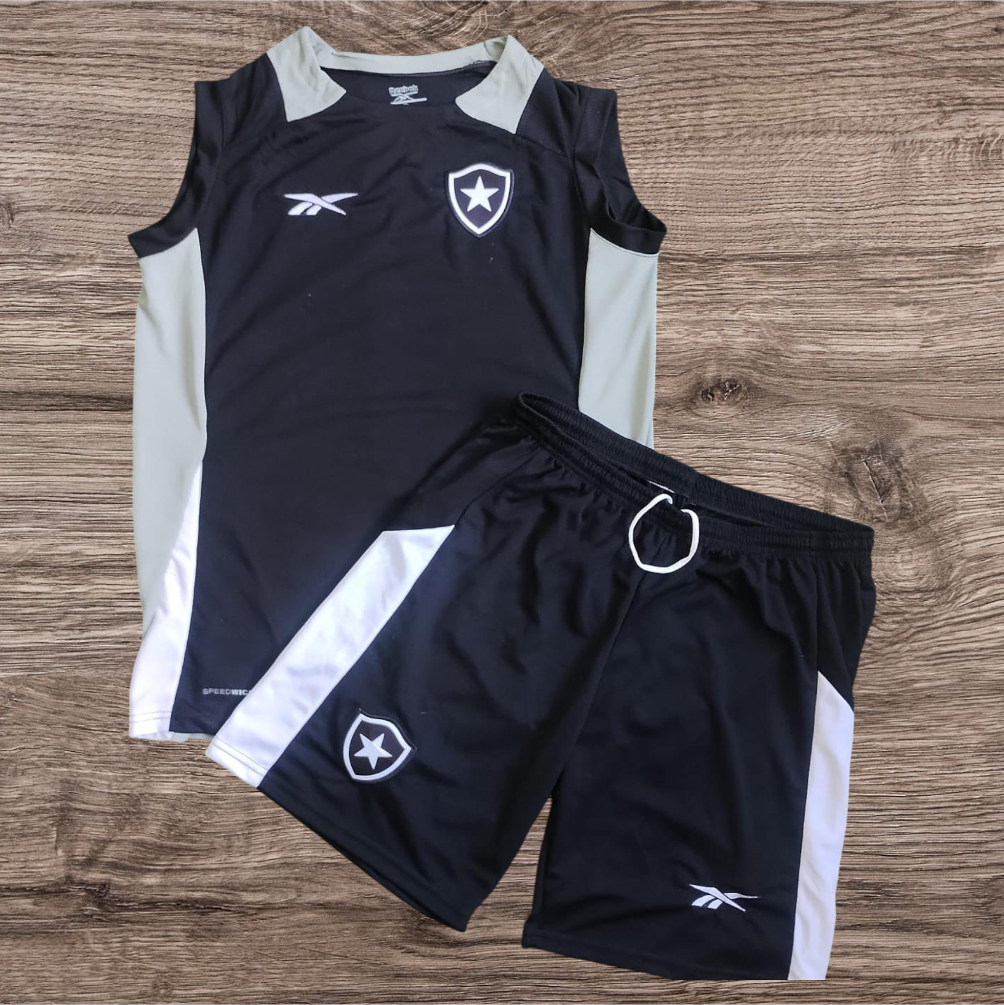 Conjunto regata e shorts com escudo Botafogo e logo Reebok – Atacado no Brás