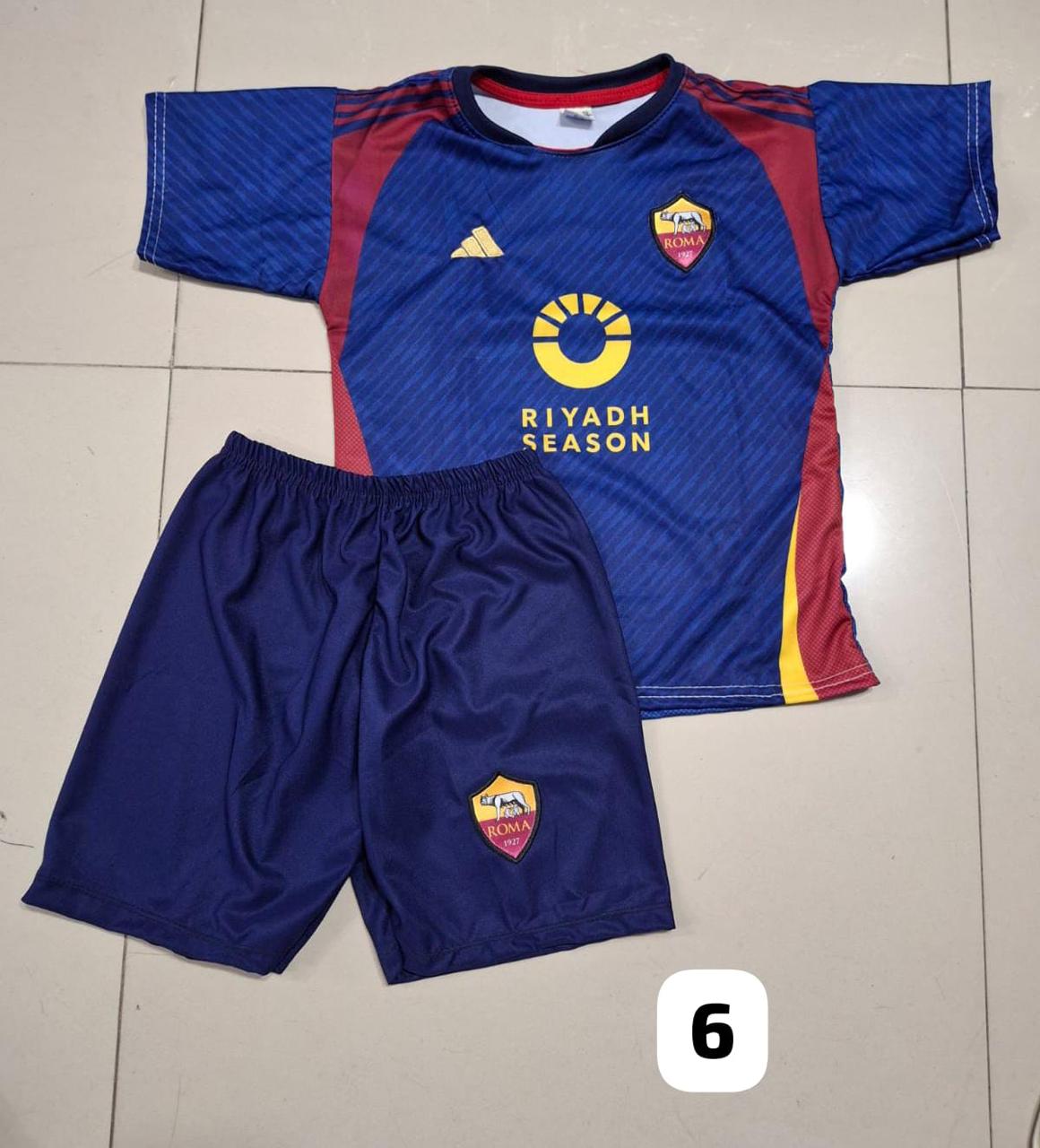 Conjunto infantil com escudo Roma e estampa "Riyadh Season" – Atacado no Brás