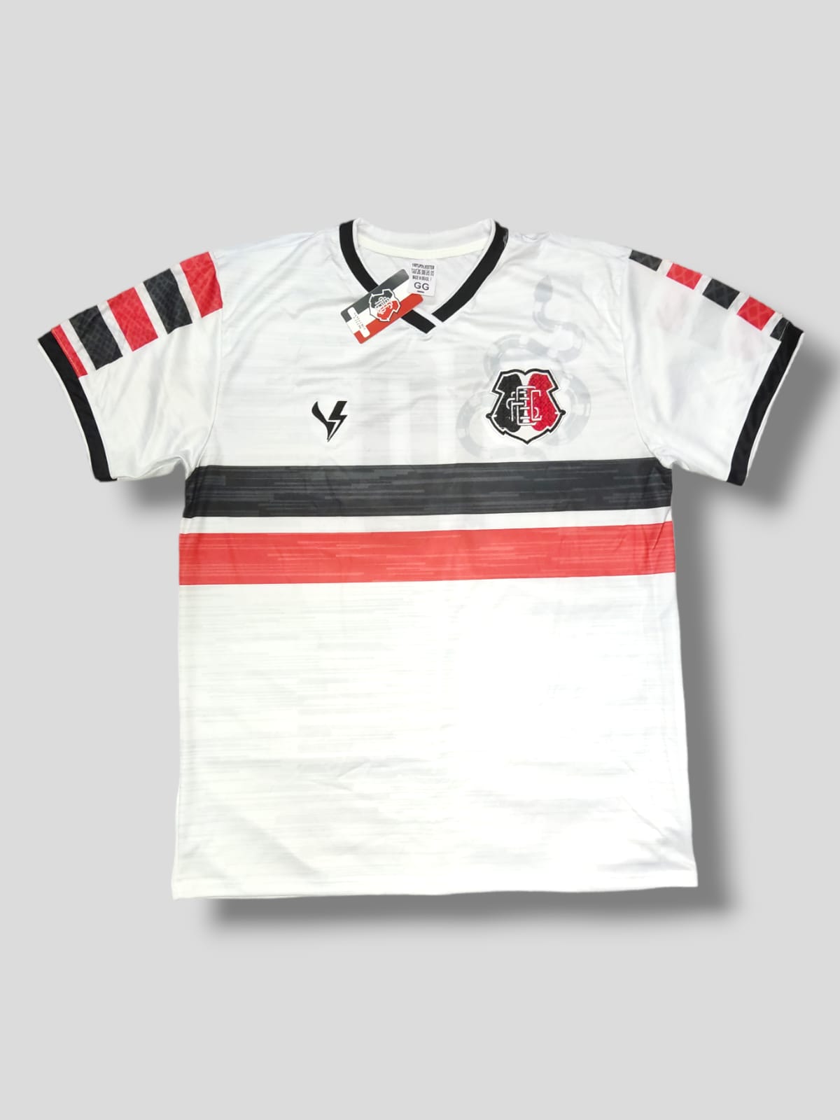 Camisa branca com faixas pretas e vermelhas e escudo bordado – Atacado no Brás