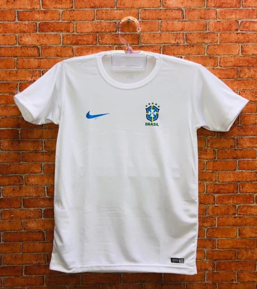 Camiseta branca com brasão Brasil e logo Nike – Atacado no Brás