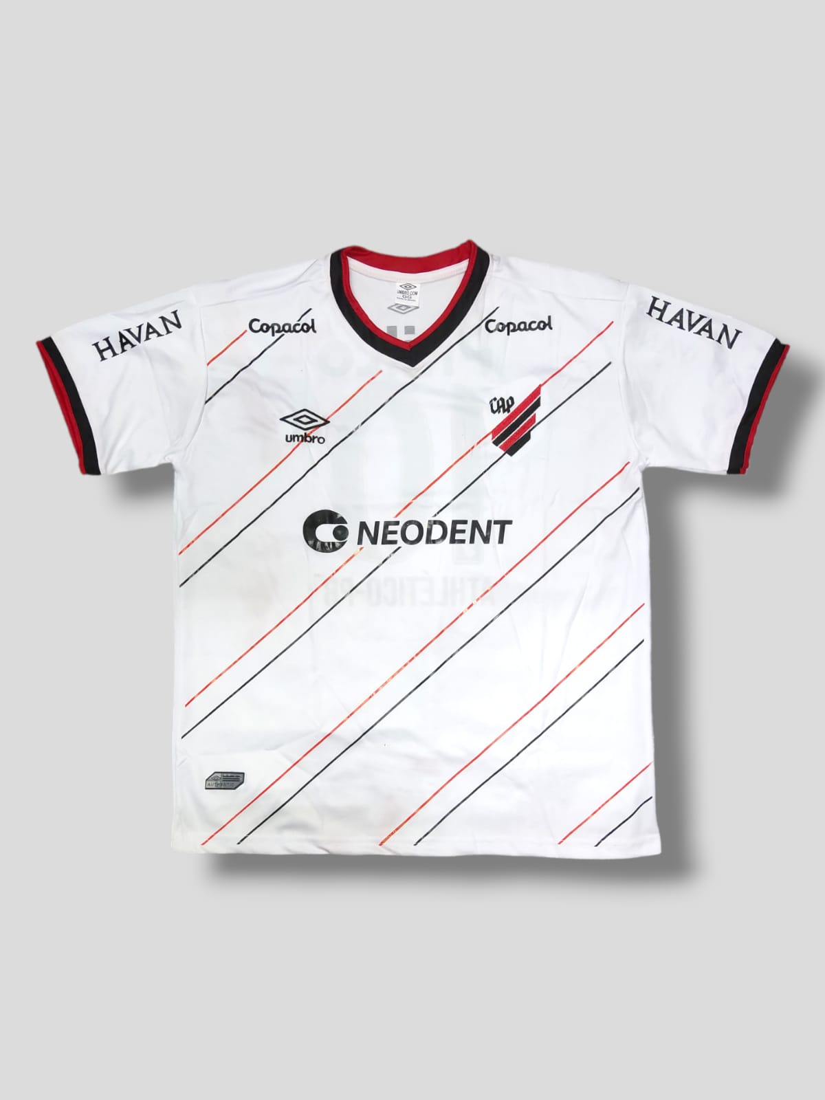Camisa branca com escudo CAP e logo Umbro – Atacado no Brás