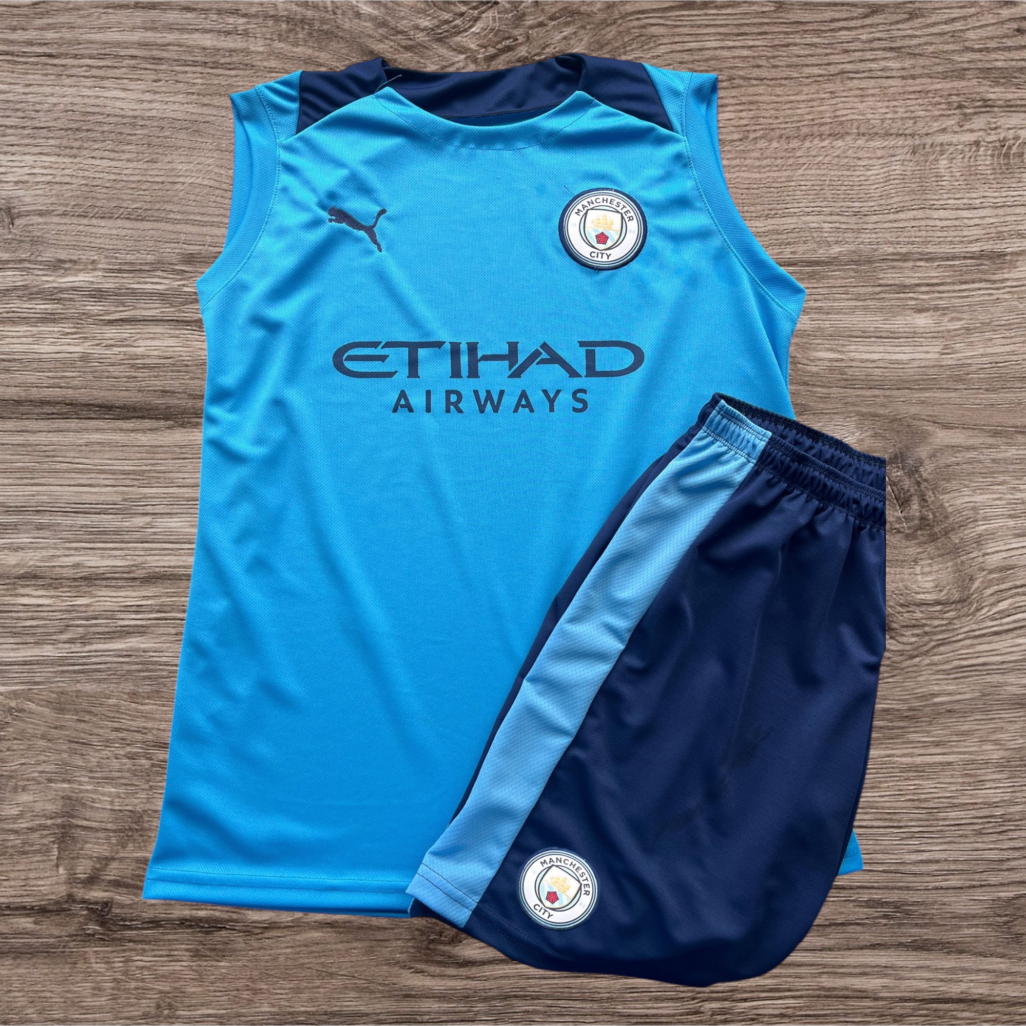 Conjunto regata e shorts Manchester City (logo visível) – Atacado no Brás