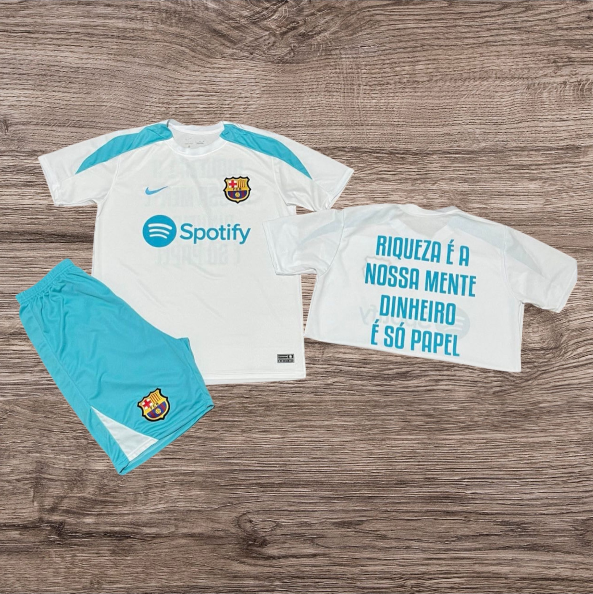 Conjunto camiseta e shorts Barcelona com logos Spotify e Nike – Atacado no Brás