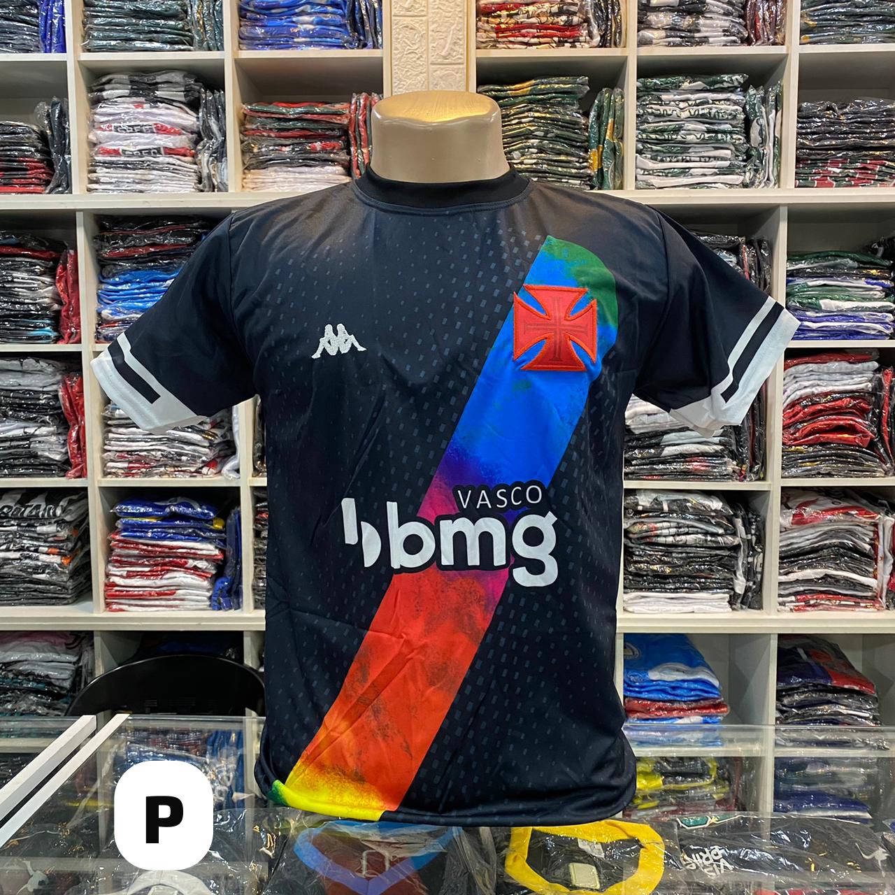 Camiseta Vasco Kappa preta com faixa diagonal colorida (2ª linha) – Atacado no Brás