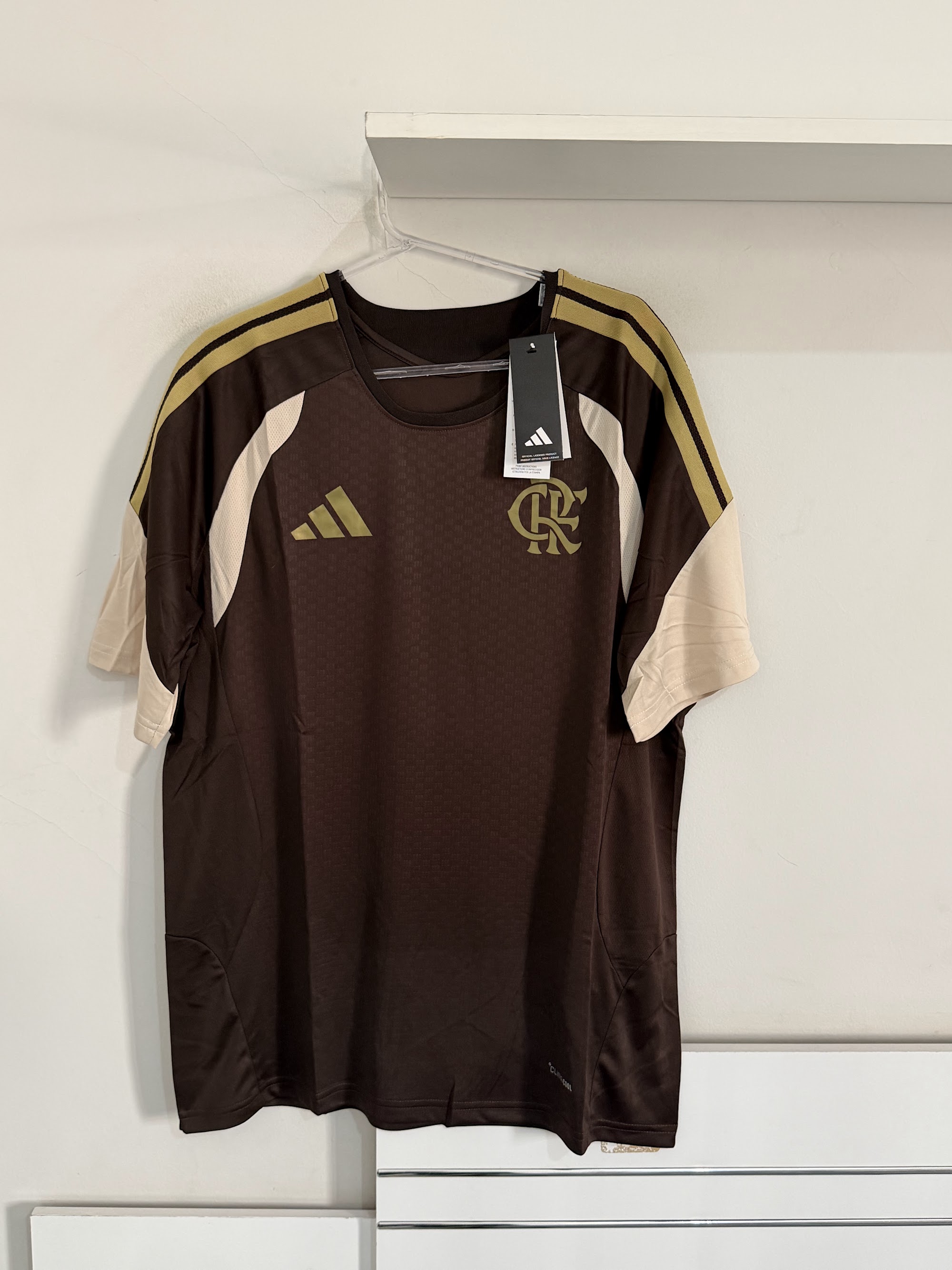 Camiseta Adidas com brasão CRF marrom – Atacado no Brás