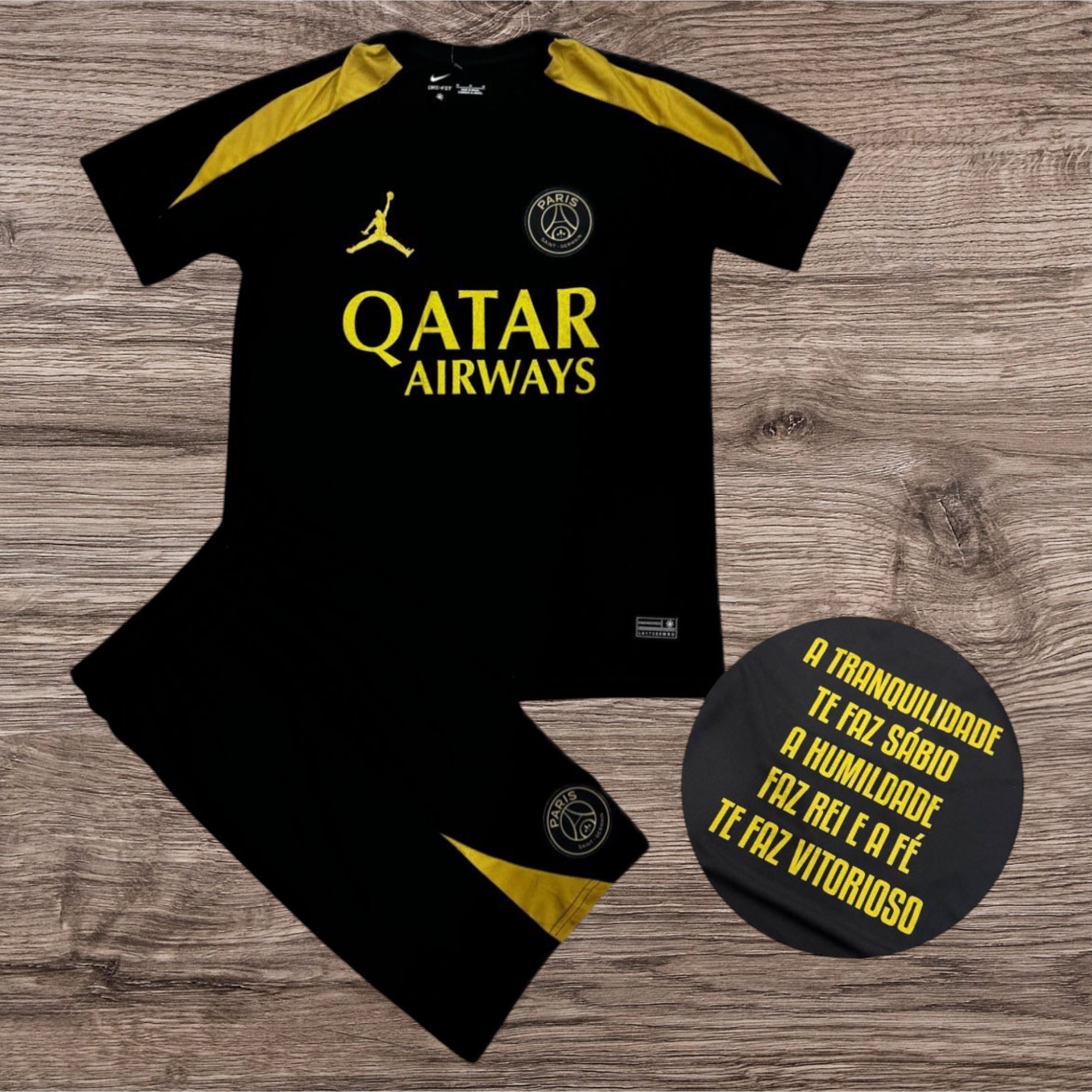 Camiseta preta com estampa Qatar Airways e escudo Paris – Atacado no Brás
