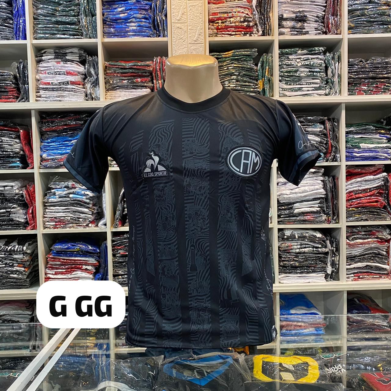 Camiseta esportiva preta com brasão CAM e logo Le Coq Sportif – Atacado no Brás