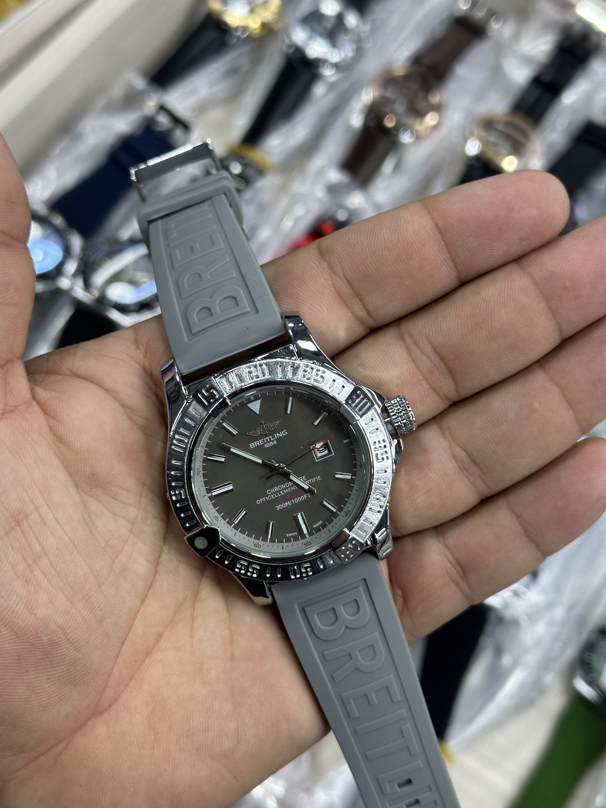 Relógio Breitling com pulseira cinza – Atacado no Brás