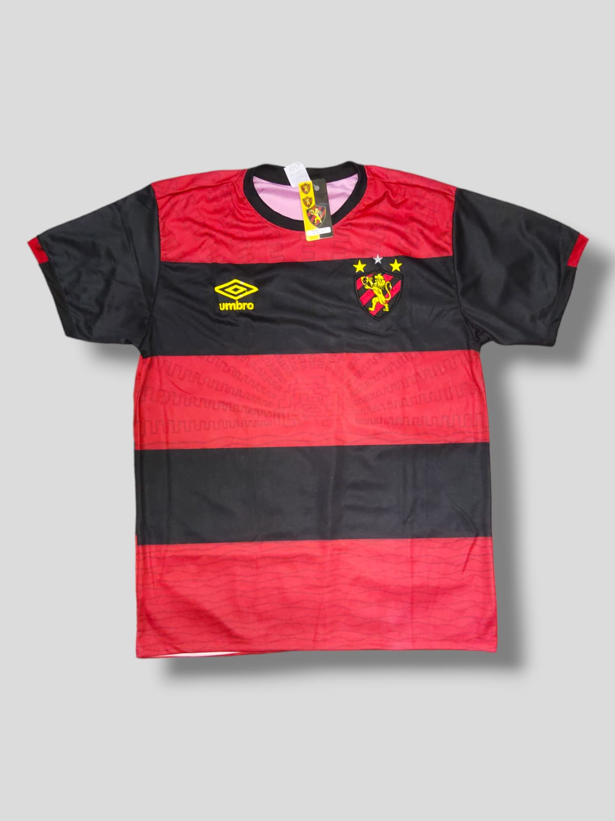 Camiseta listrada vermelha e preta com logo Umbro e escudo – Atacado no Brás