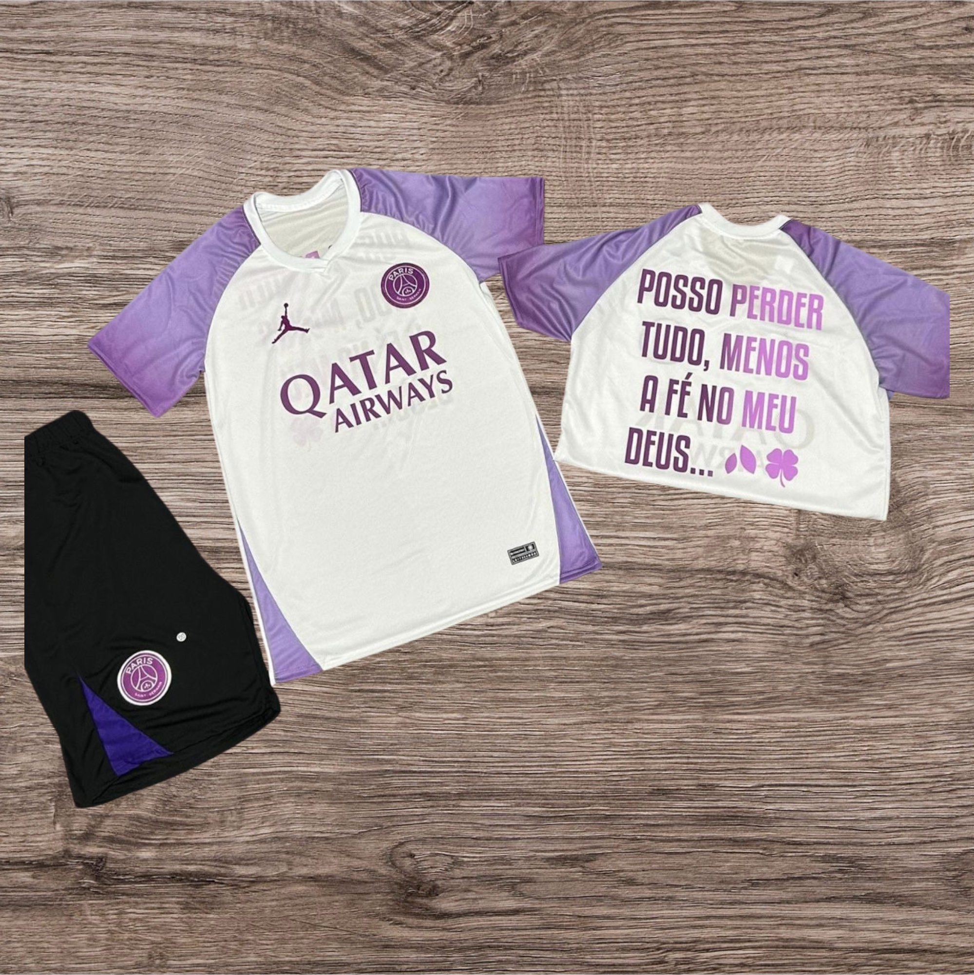 Camiseta branca com mangas roxas e estampa Qatar Airways – Atacado no Brás