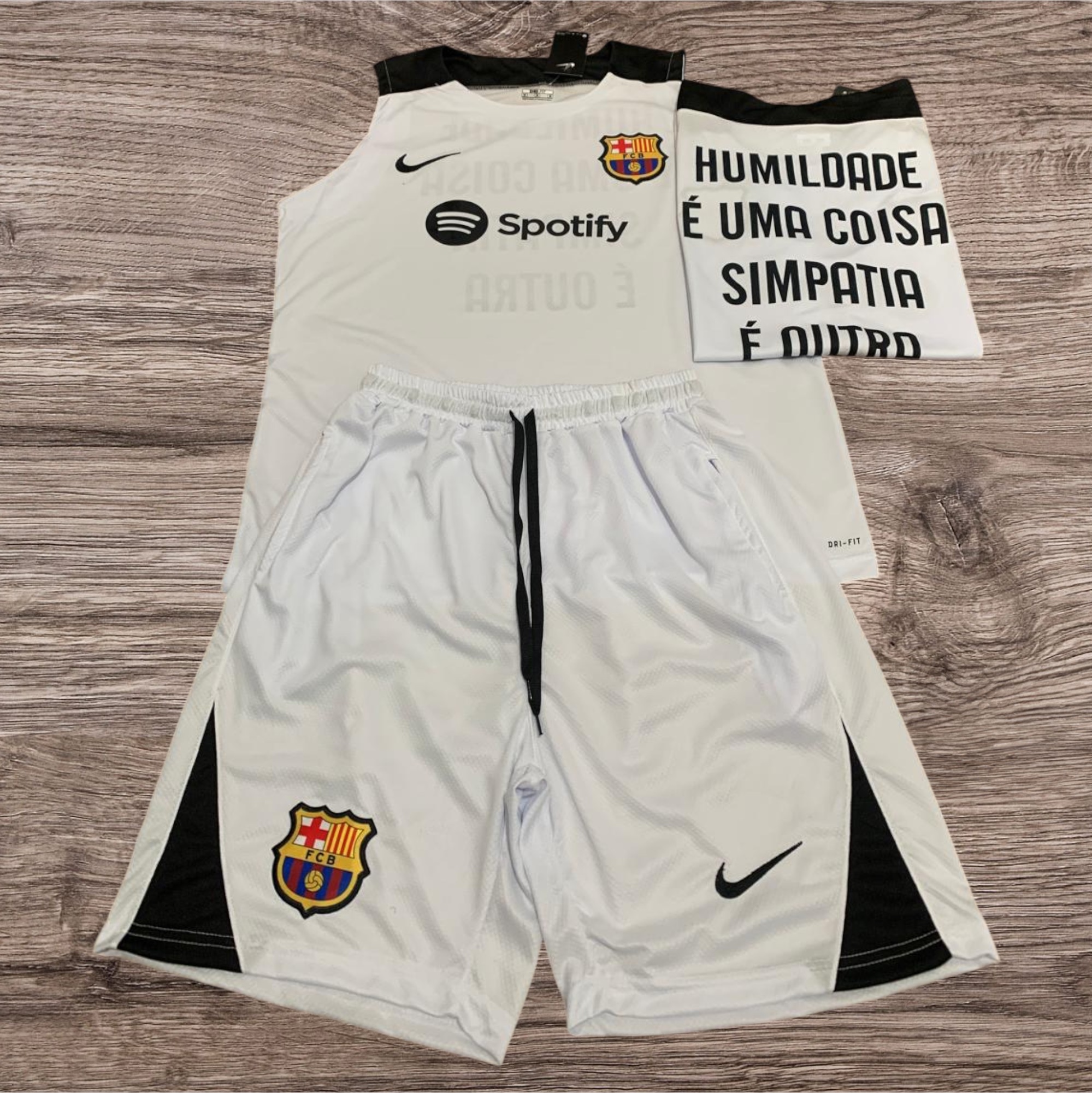 Conjunto regata e shorts branco com brasão Barcelona e logo Nike – Atacado no Brás